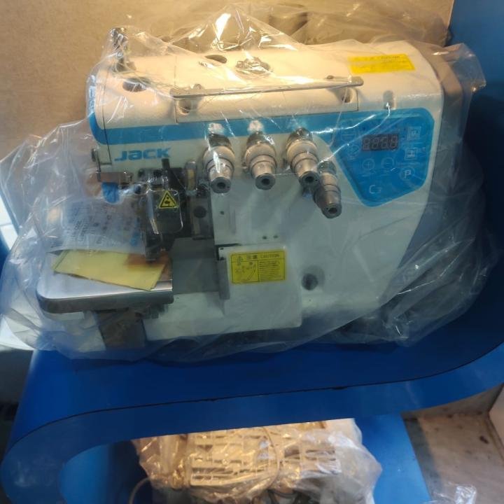 JACK BRAND INDUSTRIAL SEWING MACHINE C3-4 FOUR THREAD POWER SAVING OVERLOCK MACHINE WITH COMPLETE SET WITH AUTO ELETRICE THREAD TRIMMER