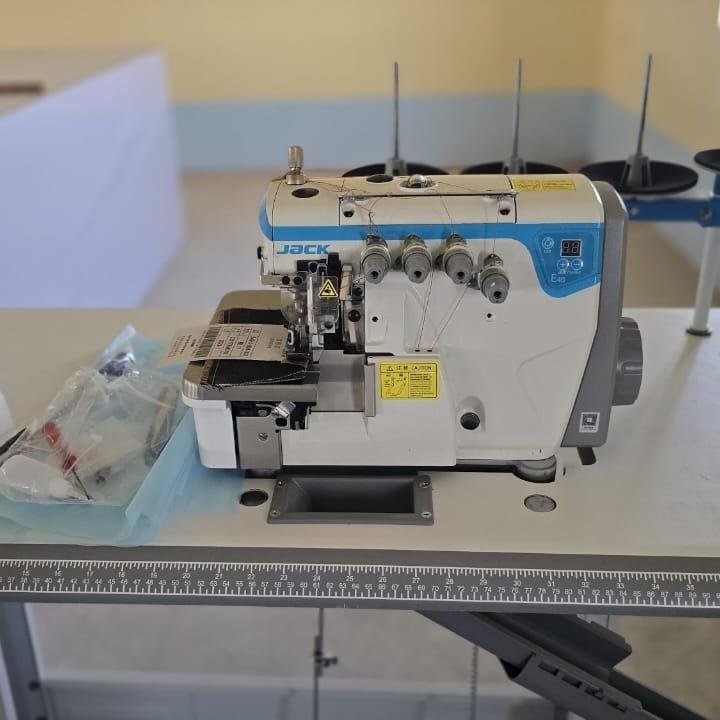 JACK BRAND JK- E4S-4-M03/333 TWO NEEDLE FOUR THREAD OVERLOCK INDUSTRIAL SEWING MACHINE COMPLETE SET