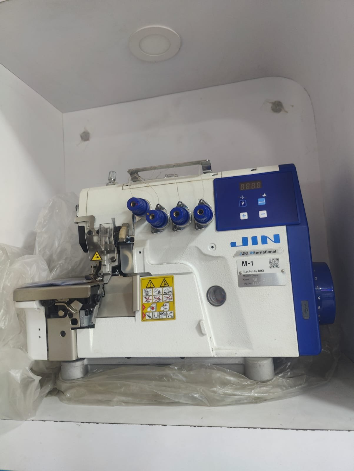 JIN M-1-424 NS FOUR THREAD OVERLOCK INDUSTRIAL SEWING MACHINE WITH COMPELETE SET